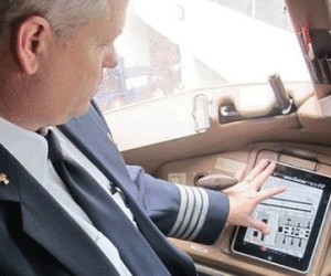Hàng chục chuyến bay hoãn vì lỗi phần mềm ứng dụng trên iPad