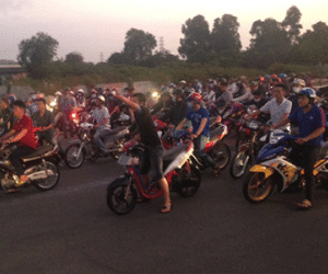 Hàng trăm xe đi “bão” theo xe “cọp” quậy tưng đường phố