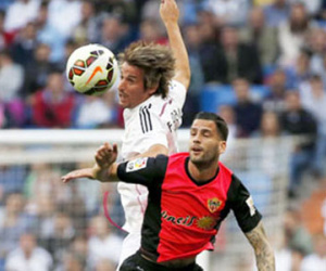 Real Madrid 3-0 Almeria: Đeo bám Barca