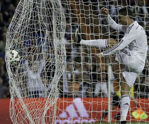 Ronaldo nổi cáu khi đồng đội ghi bàn
