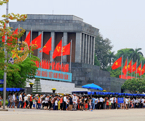 Vạn người đội nắng chờ viếng Bác
