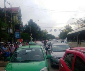 Đường tới bãi biển Sầm Sơn tắc nghẽn hàng km