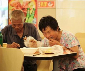 Kiếm trăm triệu/tháng, "đại gia" ăn mày chỉ ăn ở nhà hàng 5 sao