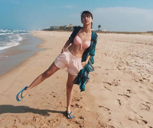 Quỳnh Anh Shyn khoe dáng đẹp, eo thon với bikini