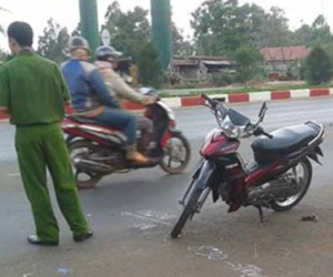 Thanh niên chết bất thường trên phố với vết đâm xuyên cổ