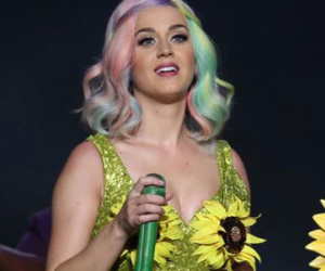 Vì sao fan Trung Quốc "phát khùng" với bộ váy hoa hướng dương của Katy Perry?