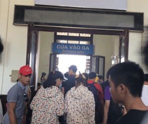 Chen lấn "bẹp ruột" trên tàu hỏa về Hà Nội