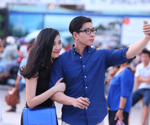 Giới trẻ Sài Gòn hào hứng pose hình tại phố đi bộ Nguyễn Huệ
