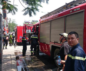 Hà Nội: Cả phố náo loạn vì nhà cao tầng phát hỏa giữa trưa