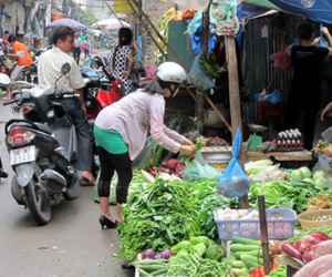Nắng nóng: Gái sang chảnh thuê người đi chợ