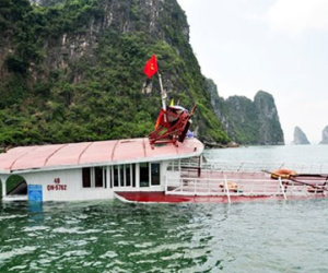 Tàu chở 48 du khách bị đâm chìm trên vịnh Hạ Long