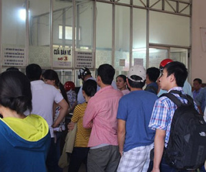 Tàu, xe chật kín khách sau kỳ nghỉ dài ngày
