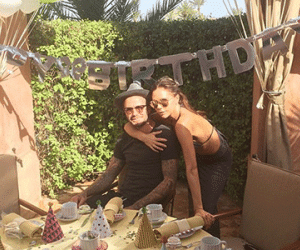 Victoria ôm Beckham đầy tình cảm trong ngày sinh nhật tuổi 40 của chồng