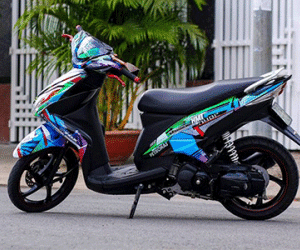 Yamaha Luvias sơn tem đấu phong cách xe đua