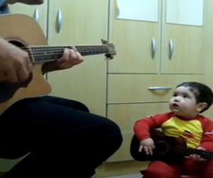 Clip: Bé 2 tuổi “gảy đàn” và hát cùng bố cực chất