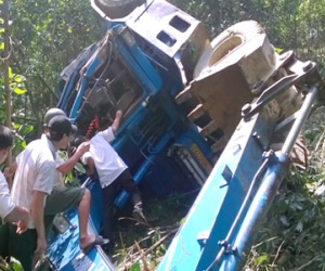 Máy xúc lộn nhào xuống vực, đè chết tài xế