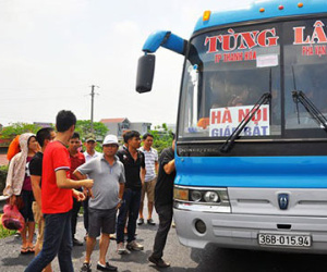 Nhà xe đuổi cả chục khách xuống đi bộ để tránh cảnh sát