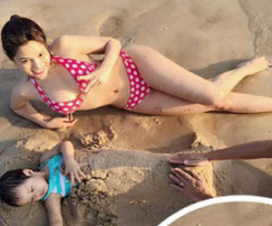 Vũ Thu Phương diện bikini khoe dáng trên bãi biển