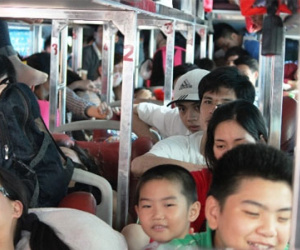 Xe khách giường nằm nhồi 111 người dưới trời nắng 37 độ C