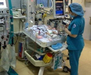 50 giờ lọc máu cứu cháu bé 5 ngày tuổi