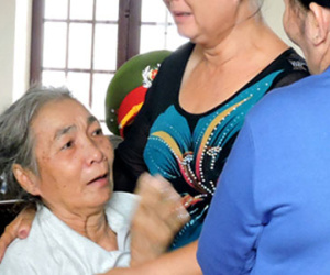 Bị dồn đến đường cùng bà lão giết chồng giữa sân chùa