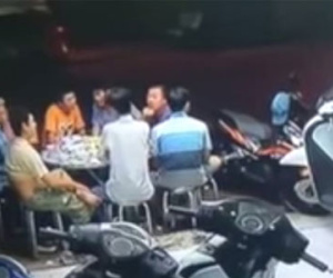 Clip: 8 người ngồi nhậu ở vỉa hè bị xe máy tông