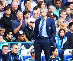 Jose Mourinho "đá đểu" Pep Guardiola trong ngày Chelsea đăng quang Premier League
