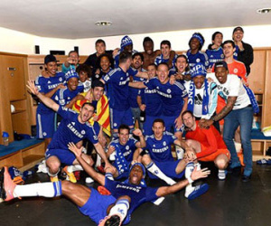 Thầy trò Mourinho nổ tưng bừng mừng chức vô địch Premier League
