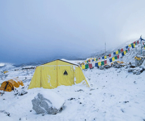 Tuyết vùi khoảng 100 thi thể trong một làng ở Nepal