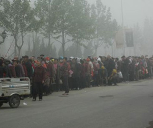 10.000 người xếp hàng dài 2km để nhận gạo và dầu ăn miễn phí