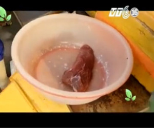 Clip: Thịt bò ôi thiu lâu ngày được "tắm hóa chất" thành thịt tươi