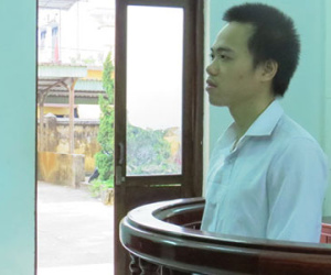 Dùng vật nhọn đâm vùng kín phụ nữ: Tù 18 tháng