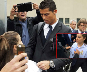 Fan nữ khóc vì được C. Ronaldo ký lên ngực