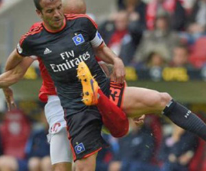 Tuyển thủ Colombia gẫy lìa chân vì đá vào Van der Vaart