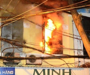 Xông vào ngôi nhà cháy cứu con gái, cha bị bỏng nặng