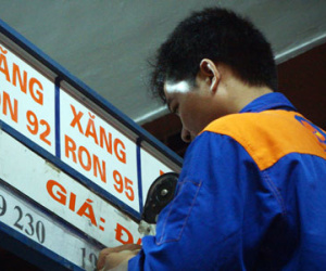 Bộ Tài chính: "Giá xăng đáng lẽ tăng 3.300 đồng một lít"