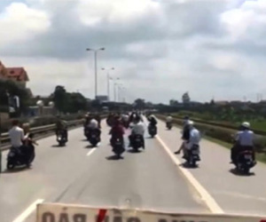 Clip Hàng chục thanh niên lạng lách xe máy “trêu ngươi” ô tô trên QL 5
