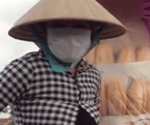 Cười "không ngậm được mồm" với clip chị bán bánh mì "bá đạo" nhất Việt Nam