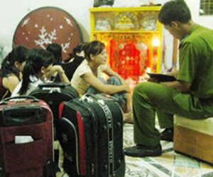 Cứu bốn cô gái khỏi nhóm buôn người trước giờ lên máy bay