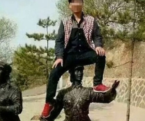 Du khách Trung Quốc cưỡi đầu, sàm sỡ tượng thiêng