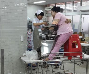 Mang bàn tay dập nát kẹt trong máy xay thịt đến bệnh viện