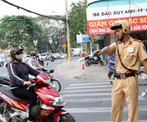 Trời nắng nóng, CSGT muốn có kem chống nắng, khẩu trang