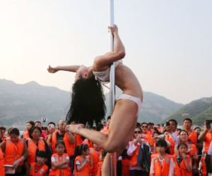 Vũ công mặc đồ lót múa cột trên thuyền cho du khách xem