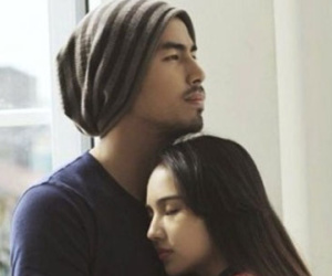 Duy Nhân lặng lẽ cầm tay vợ trước khi qua đời