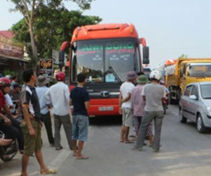 Lái xe đuổi đánh nhau, QL 1A ùn tắc kéo dài