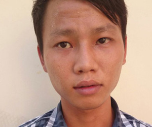 Mẹ không cho tiền đi nhậu, vung dao đâm người đi đường