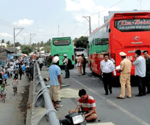 Vụ tông loạn xạ trên cầu, 4 người chết: 2 xe khách đều chạy... hơn 100 km/h