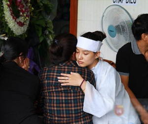 Một người lạ mặt vào đám tang đặt điều, đòi tiền khiến chị Duy Nhân tức giận