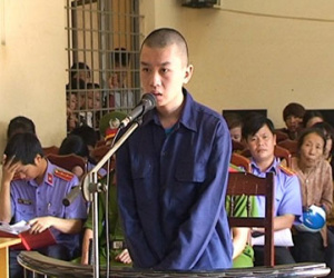 Ném đá xe khách cho vui, nhận 4 năm tù