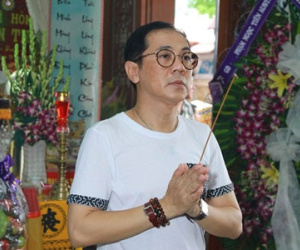 Sao Việt buồn bã đến viếng Duy Nhân trong ngày thứ 2
